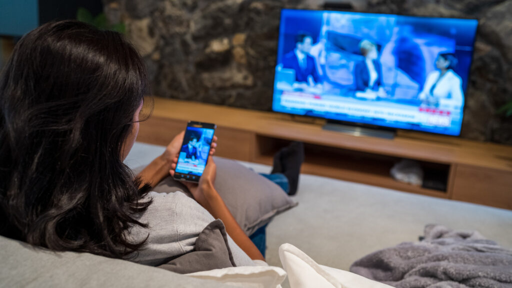 Understanding the Key Differences Between Screen Mirroring and Casting on a Smart TV