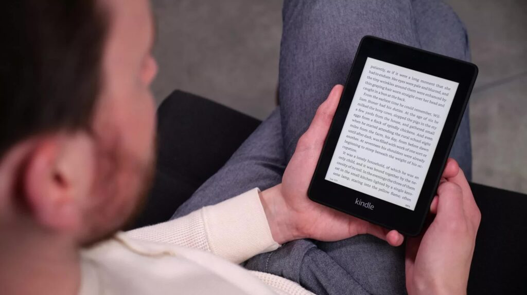 Developer Hacks Kindle to Create E-Ink Monitor, Surprises Audience with Rickroll