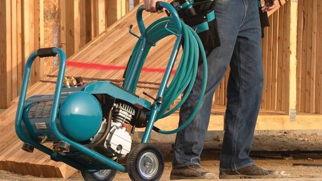 How Much Does the Makita MAC5200 Weigh and Which Oil Is Recommended?